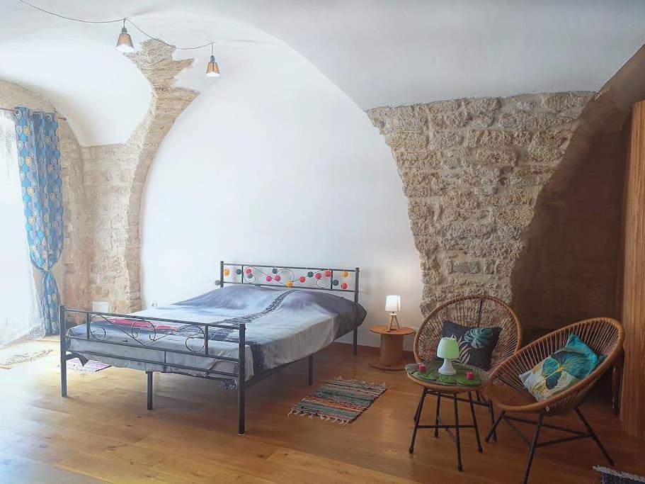 Pour Les Amoureux Des Vieilles Pierres Poussan Exterior photo