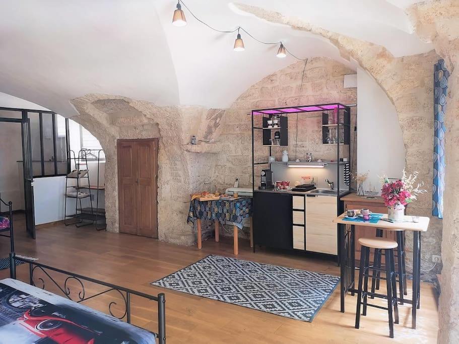 Pour Les Amoureux Des Vieilles Pierres Poussan Exterior photo